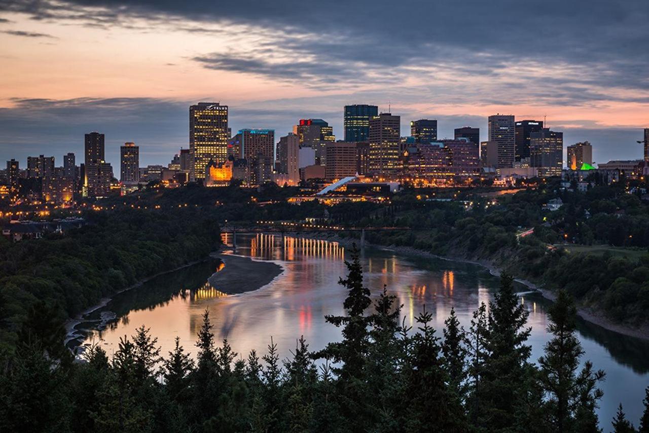 Vibrant Modern Oasis - Free Parking, Netflix, Fast Wi-Fi - Long Stays Welcome Edmonton Esterno foto